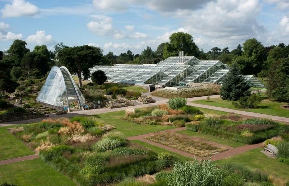 Kew Gardens - a beautiful destination for garden lovers at any time of year. Enjoy a cream tea or afternoon tea during your visit - Special Offer.
